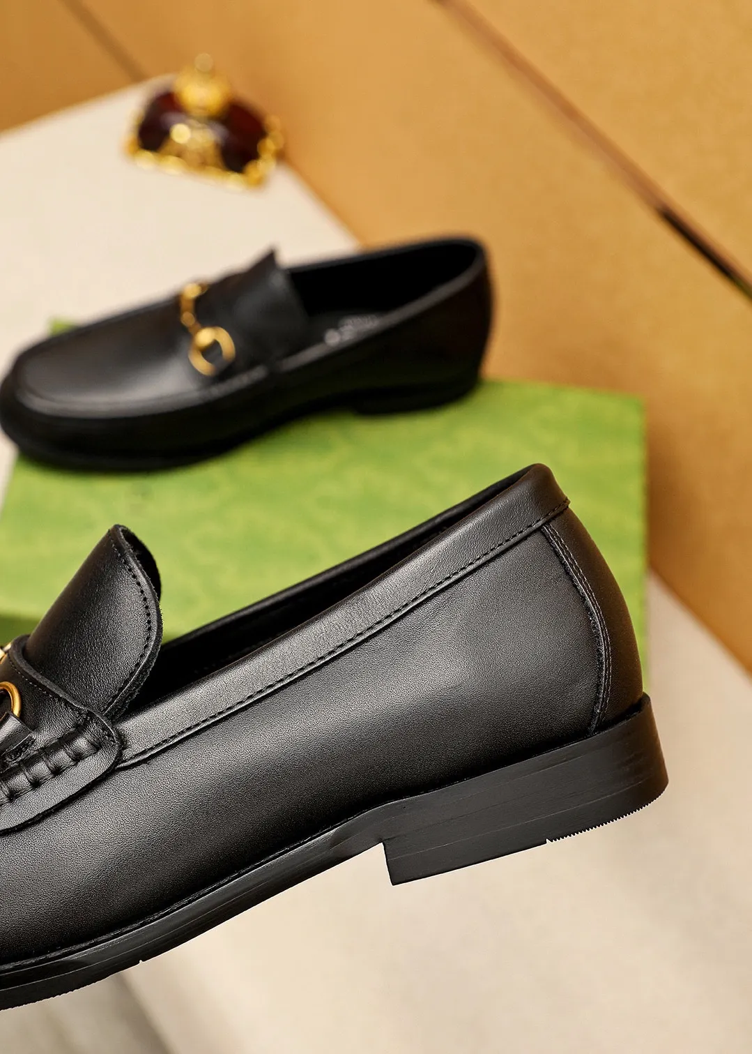 Men's shoes 💰460 💐 Product trademark: GUCCI "Gucci" casual leather shoes Regular size: 38-44 (45🉑️customized) Product materials: Selected imported first-layer calfskin upper + luxury hardware buckle, imported water-dyed cowhide leather lining. Strong three-dimensional visual effect, original combination outsole Color: 3⃣️colors available